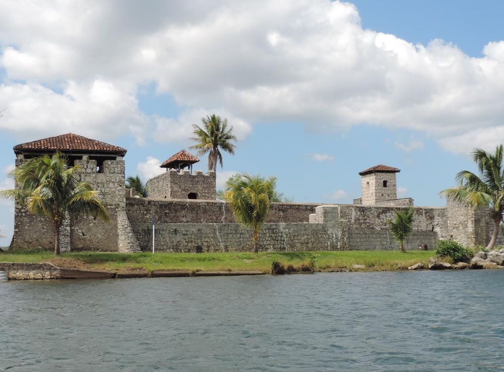 File:Festung am Lago Izabal,Guatemala.JPG - Wikimedia Commons