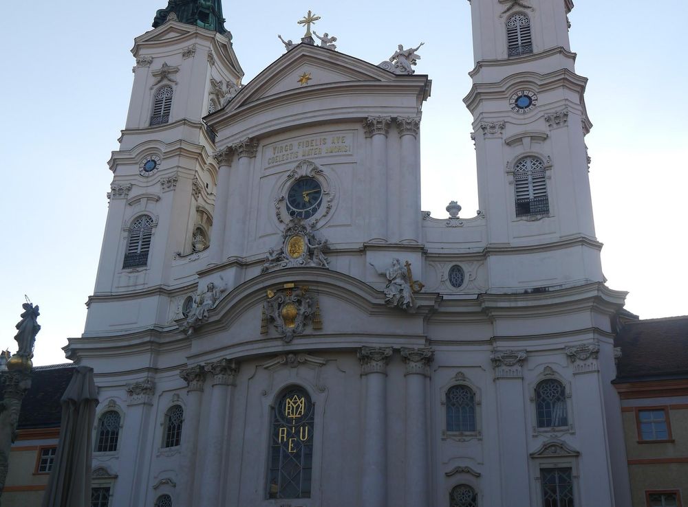 File:Wien Basilika Maria treu Front.JPG - Wikimedia Commons