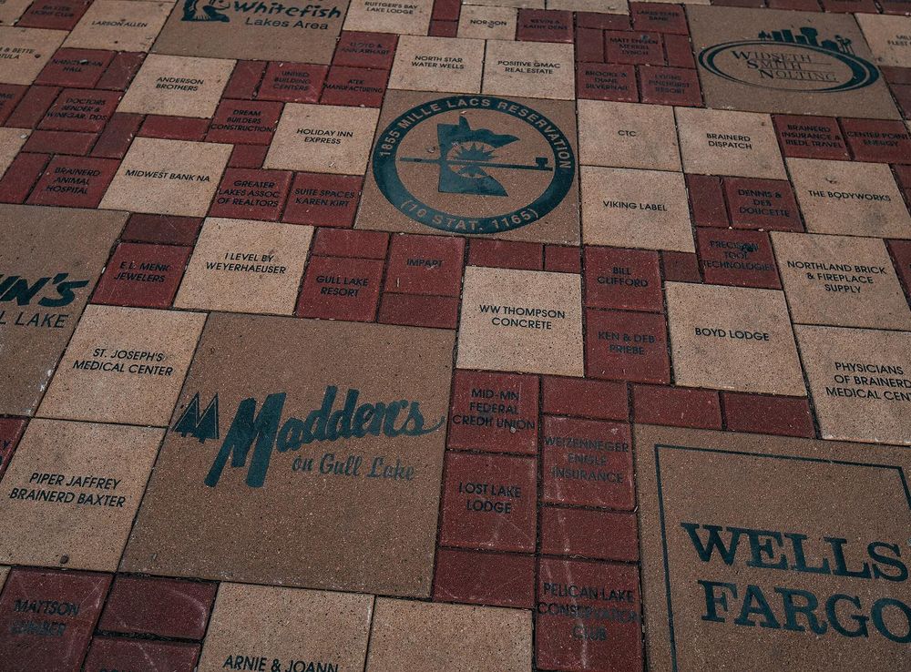 File:Brainerd Lakes Area Welcome Center - Sponsor Logo Brick Tiles  (41585707452).jpg - Wikimedia Commons
