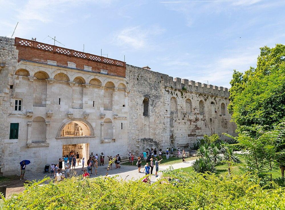 File:Golden Gate entrance to the Diocletian's Palace in Split, Croatia  (48693923167).jpg - Wikimedia Commons