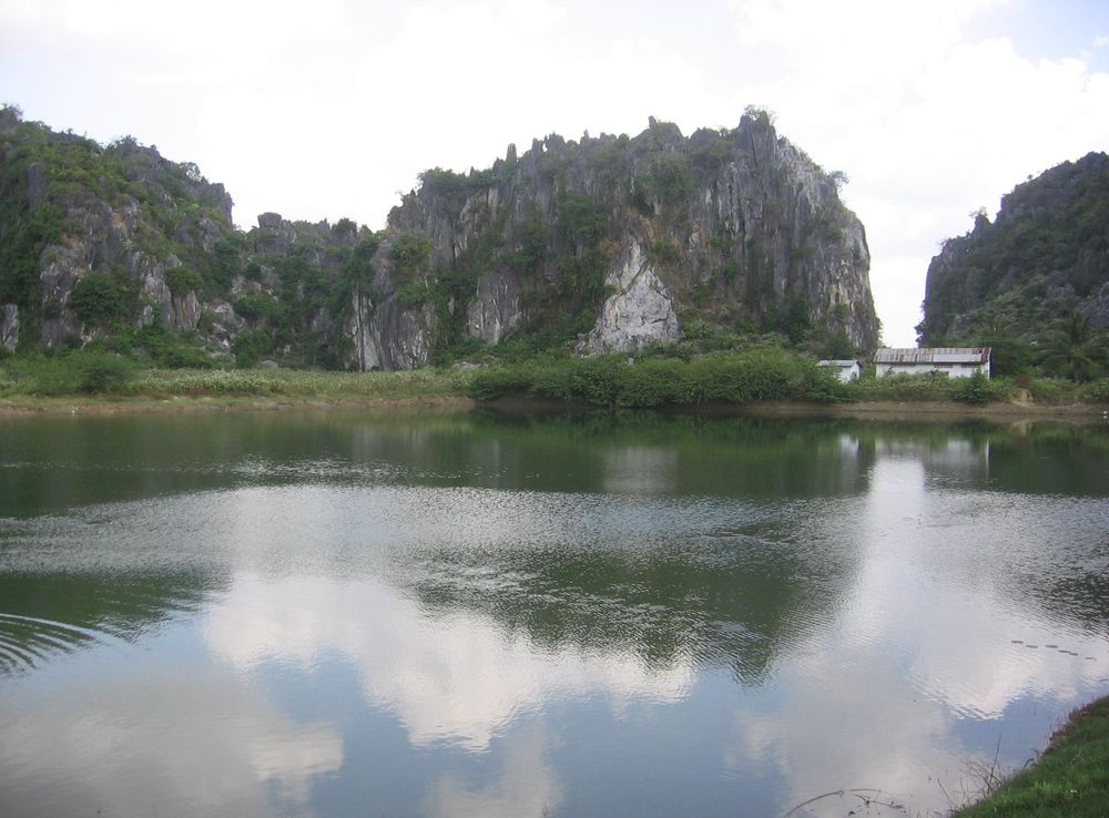 File:Kampong Trach Cave.JPG - Wikimedia Commons