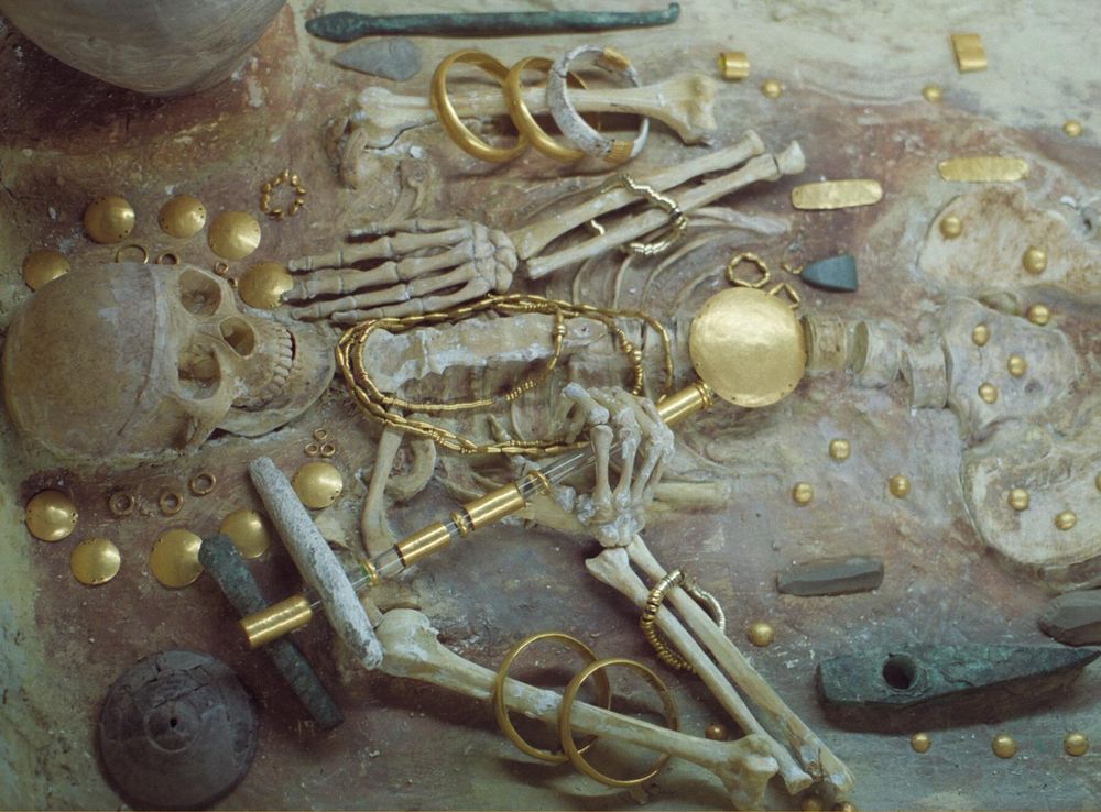 File:Burial with gold treasure, 4600-4200 BC, AM Varna, Varm25.jpg -  Wikimedia Commons