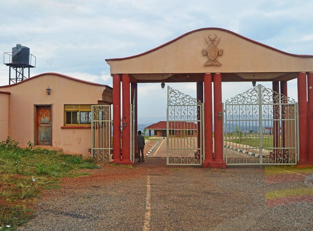 File:Kyabazingas palace at Wanyange 1.jpg - Wikimedia Commons