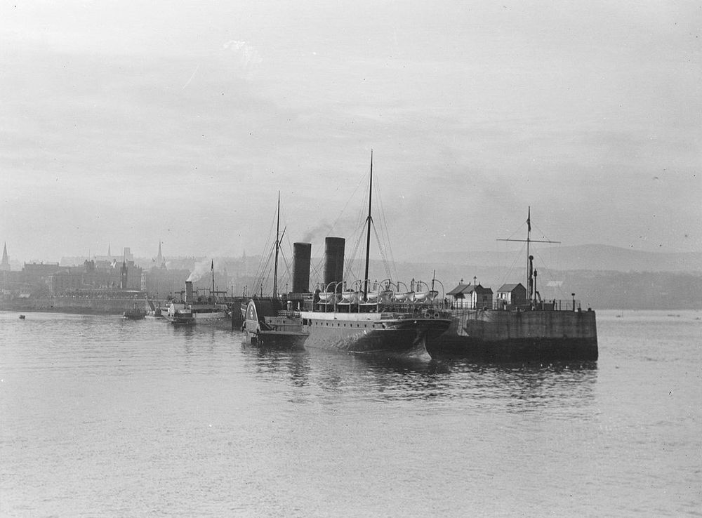 File:Monas Queen and the Queen of the North at the quayside, Douglas, Isle  of Man (4793356250).jpg - Wikimedia Commons