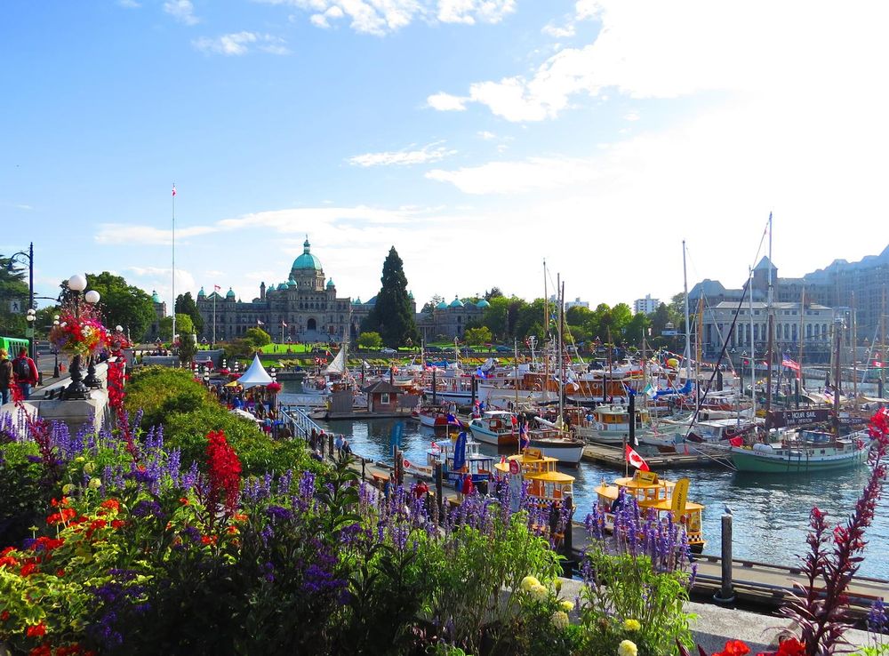 File:Inner Harbour Causeway, Downtown Victoria BC.JPG - Wikimedia Commons