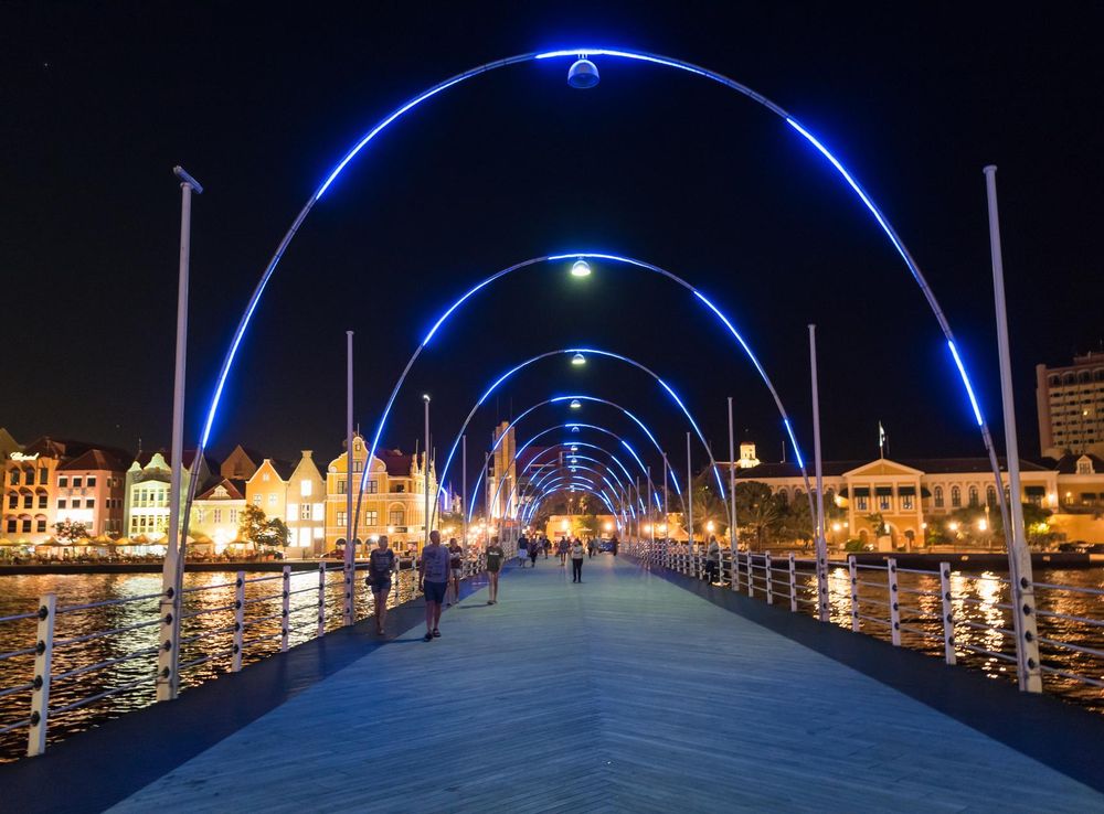 File:Willemstad Curacao Queen Emma Bridge by night (36304702930).jpg -  Wikimedia Commons