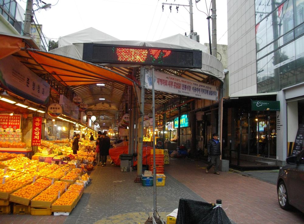 File:Dongmun Market 01.JPG - Wikimedia Commons