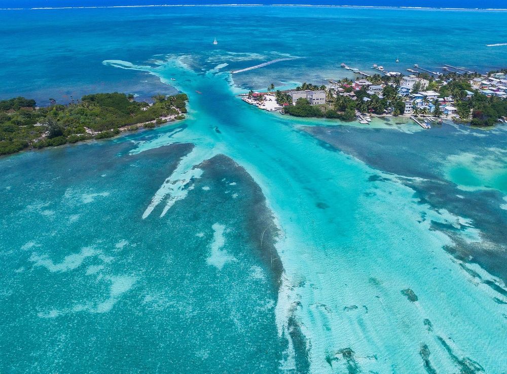 File:Caye Caulker Belize aerial (20688990128).jpg - Wikipedia