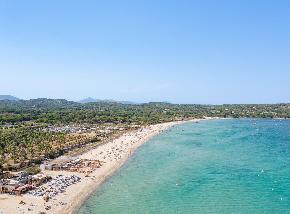 Fichier:Aerial view of the French Riviera at Pampelonne Beach, Saint-Tropez  (52724047199).jpg — Wikipédia
