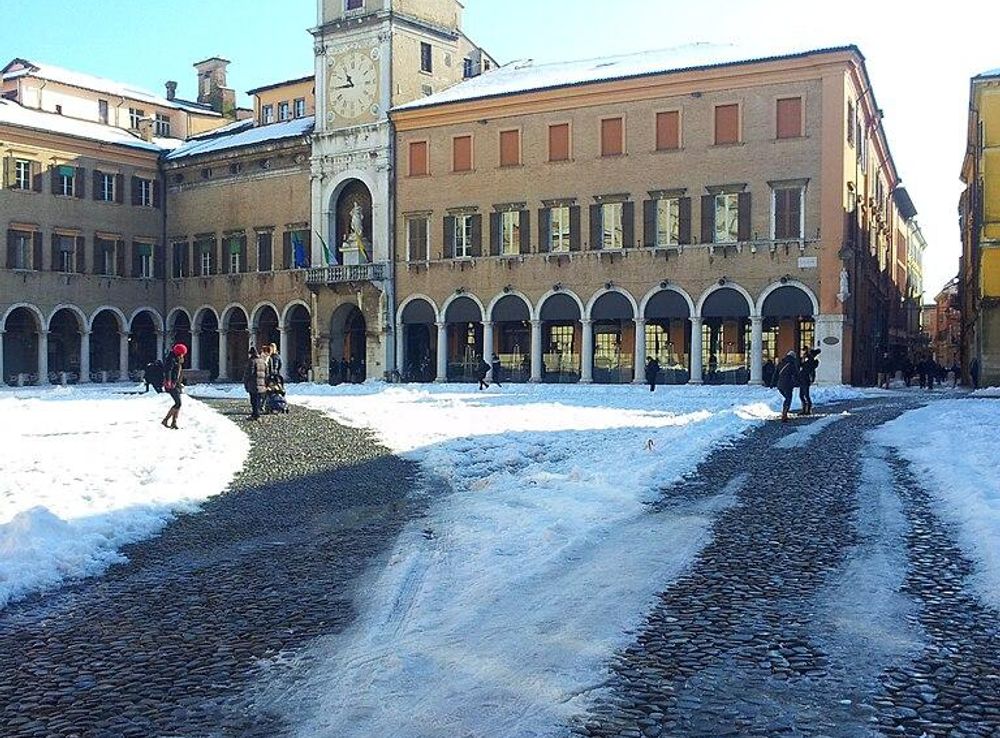 File:Modena Piazza Grande con neve.jpeg - Wikimedia Commons