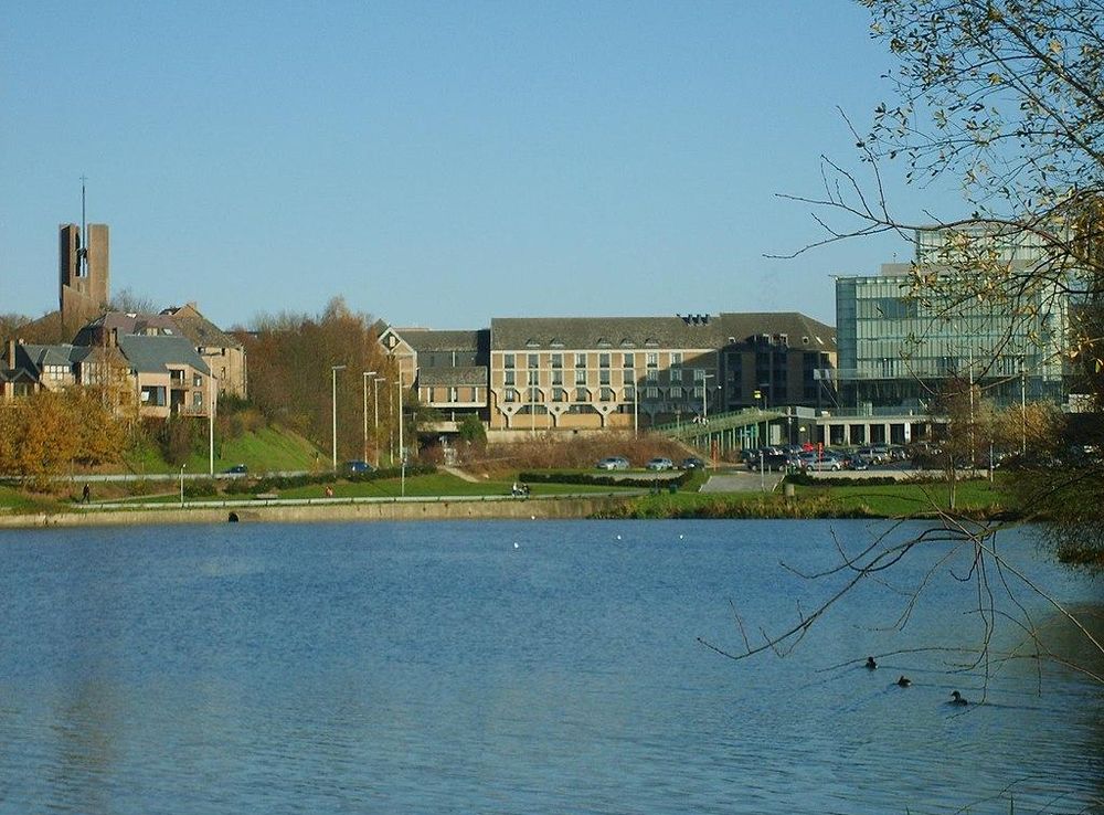 File:Louvain-la-Neuve Lac.JPG - Wikimedia Commons