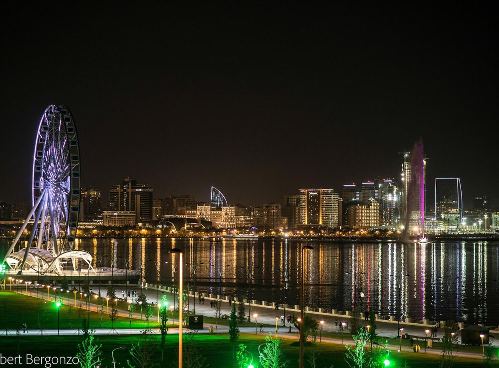 File:Night Time In Baku (120729477).jpeg - Wikimedia Commons