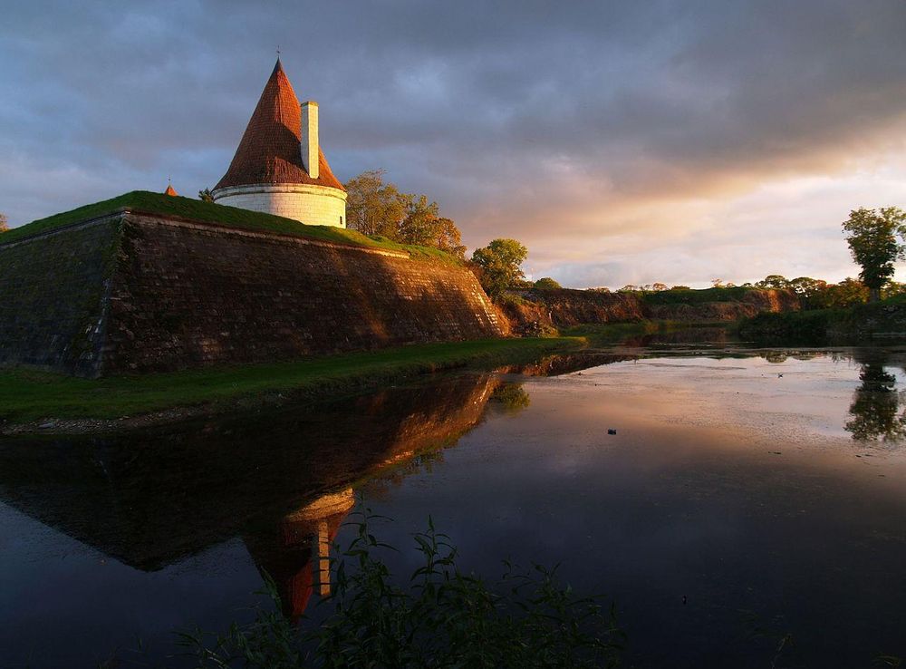 File:Kuressaare piiskopilinnus - Põhjabastioni suurtükitorn.JPG - Wikipedia