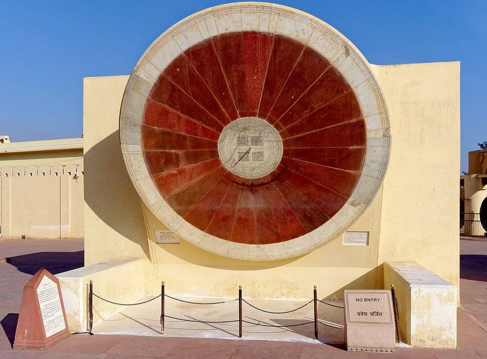 File:Nadivalaya Yantra, Jantar Mantar, Jaipur, 20191218 0925 9021.jpg -  Wikimedia Commons
