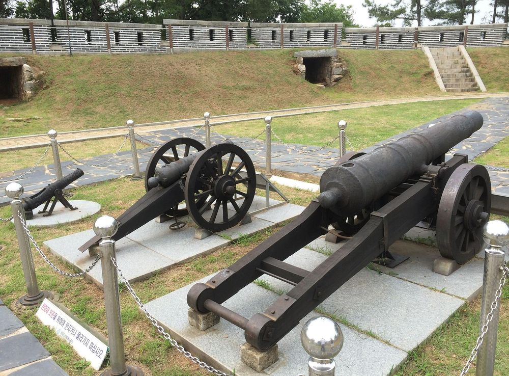 File:Artillery weapons in Gwangseongbo.JPG - Wikimedia Commons