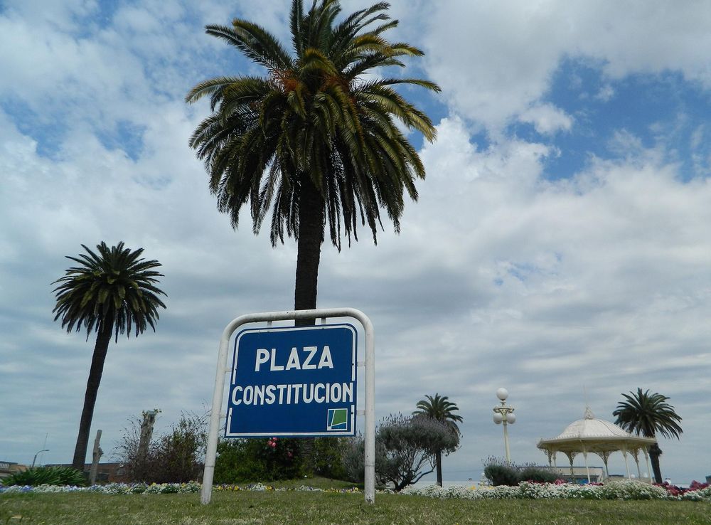 Archivo:Plaza Constitución de Fray Bentos.JPG - Wikipedia, la enciclopedia  libre