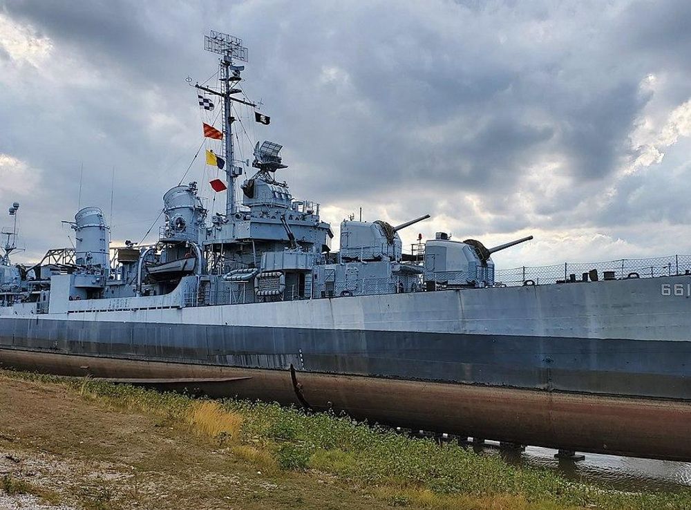 File:USS Kidd (DD-661) in Baton Rouge, Louisiana (USA), on 10 November  2021.jpg - Wikipedia