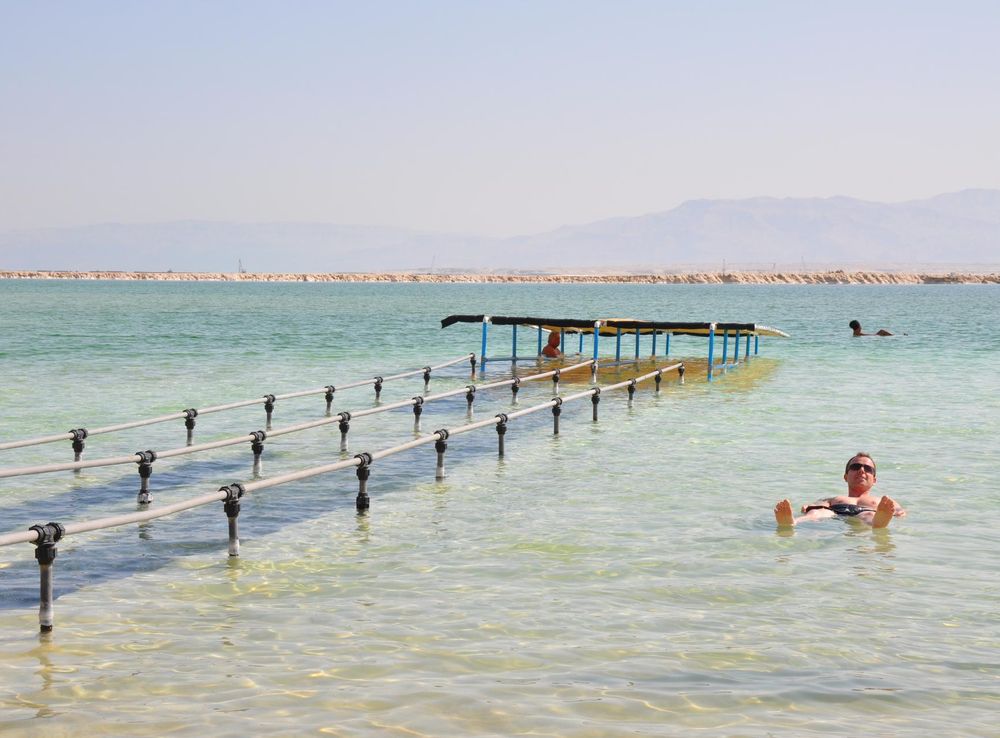 File:Effortlessly floating on the Dead Sea (11664642246).jpg - Wikimedia  Commons
