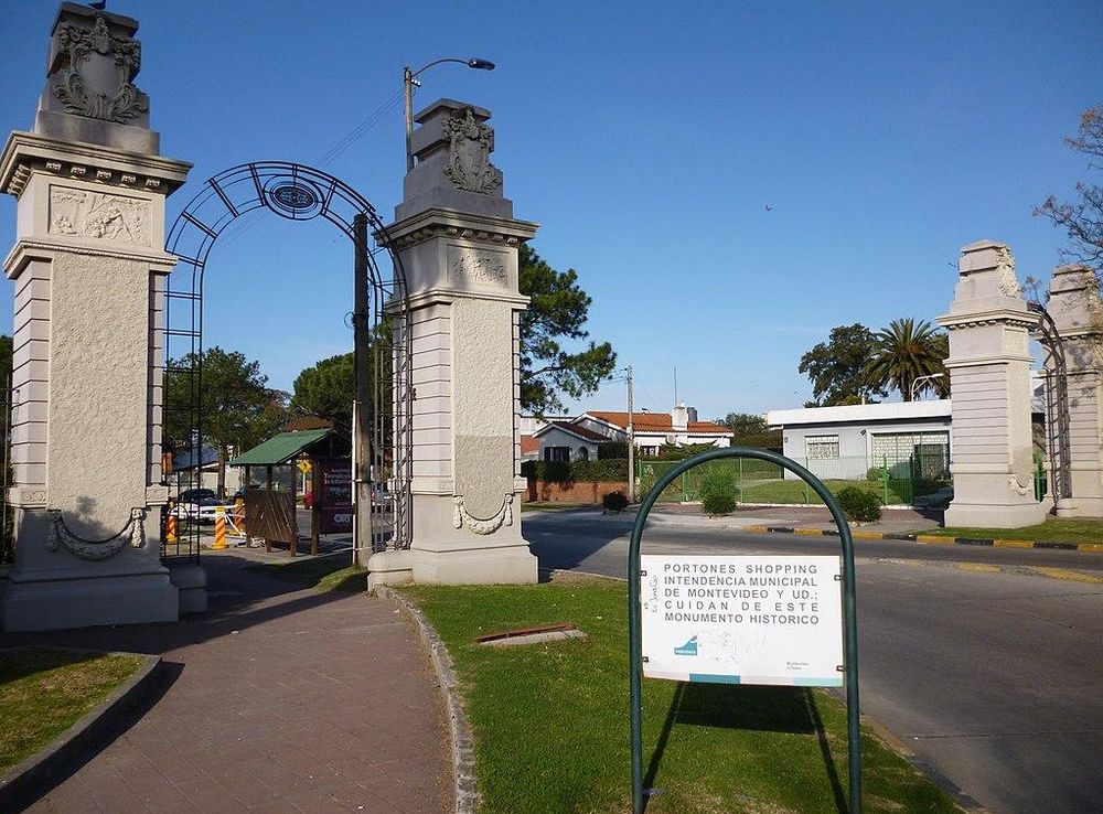File:Portones de Carrasco. Montevideo 09.JPG - Wikimedia Commons