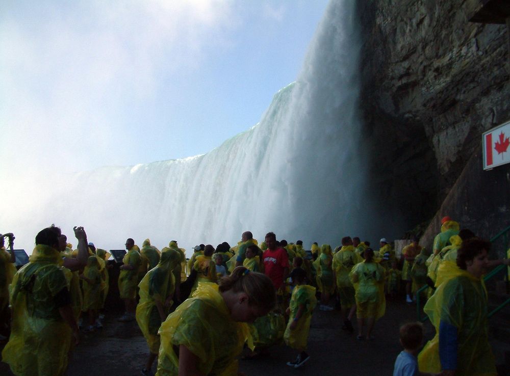 File:Journey behind the falls 01.JPG - Wikimedia Commons