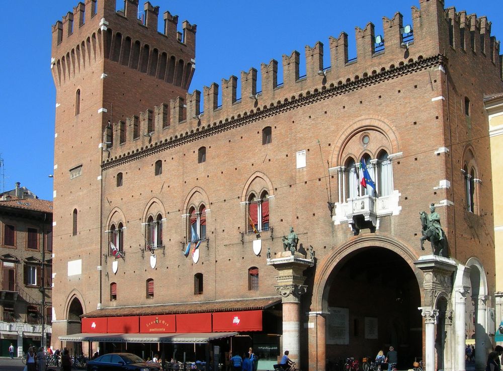 Ferrara City Hall in Italy image - Free stock photo - Public Domain photo -  CC0 Images