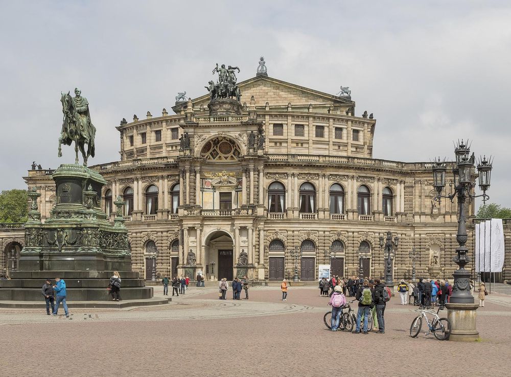Datei:Dresden Germany Exterior-of-Semperoper-02.jpg – Wikipedia