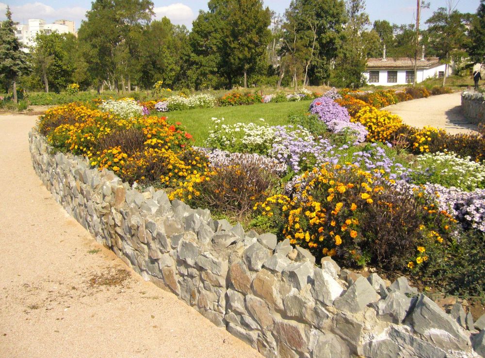 Файл:The TNU Botanical Garden in Simferopol, Crimea, Ukraine 12.JPG —  Вікіпедія