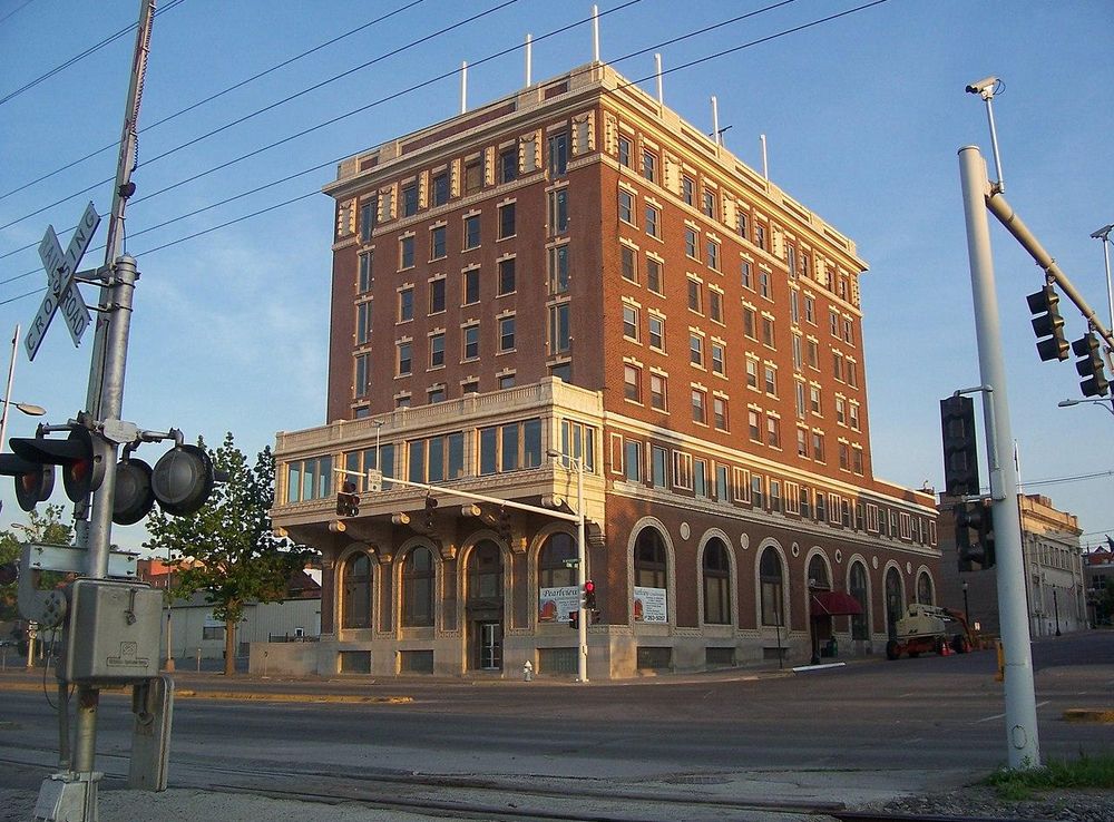 File:Former Hotel Muscatine.JPG - Wikimedia Commons