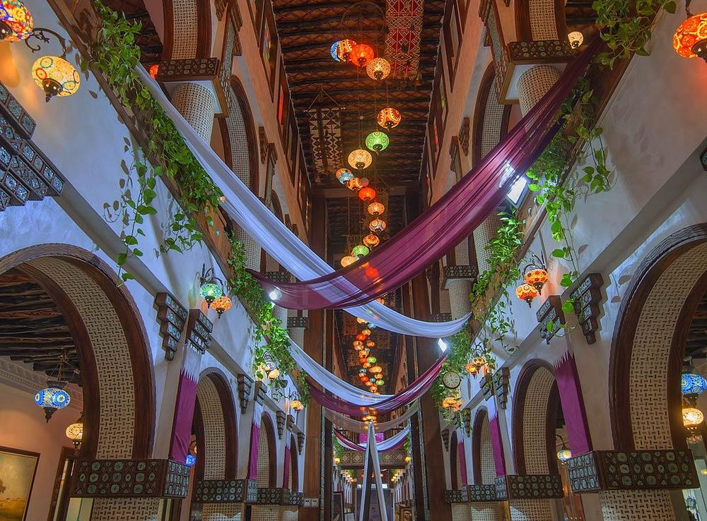 File:Art gallery in Souq Waqif.jpg - Wikimedia Commons