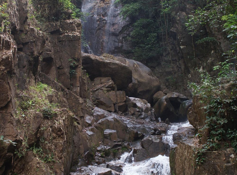 ไฟล์:Waterfall at Namtokphlio National Park (Chataburi Province).jpg -  วิกิพีเดีย