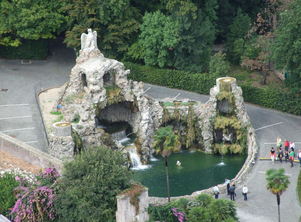 File:Fountain of the Eagle, Vatican gardens, Rome.JPG - Wikimedia Commons