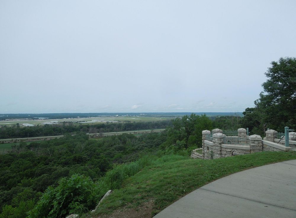 File:Lewis and Clark Scenic Overlook, Council Bluffs, IA.JPG - Wikimedia  Commons