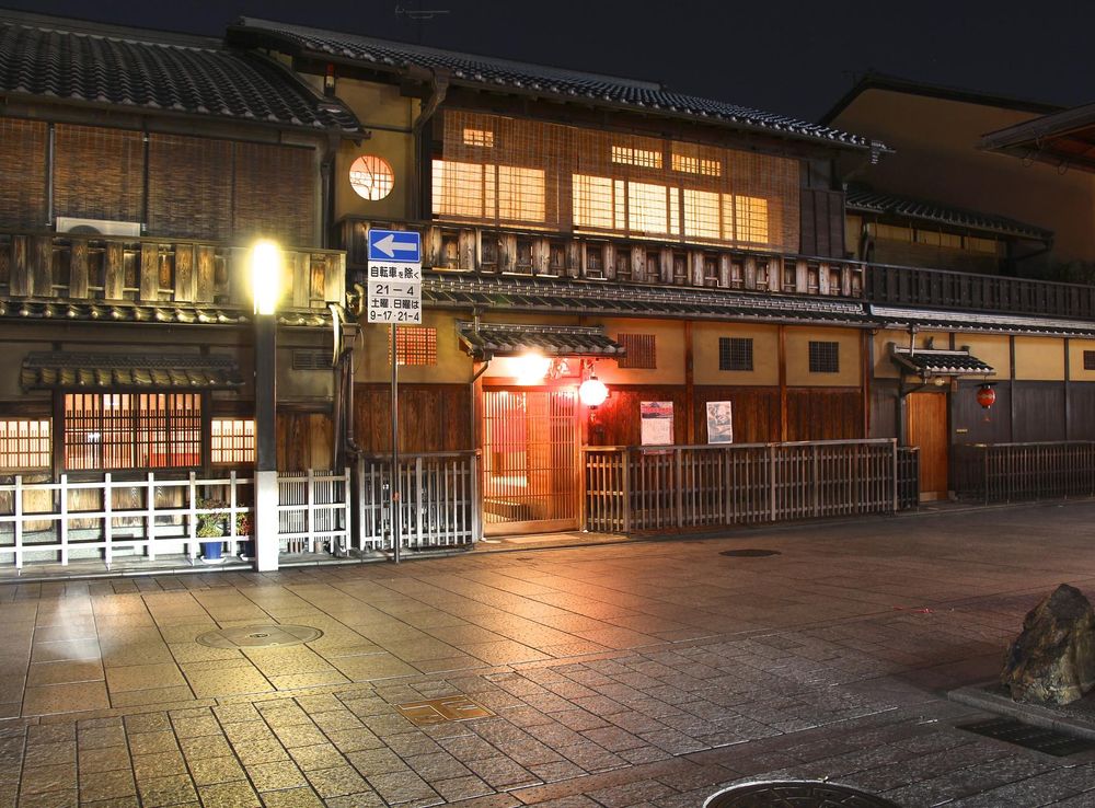 File:JP-Kyoto-Gion-Area-Traditional-House-Night-View.JPG - Wikimedia Commons