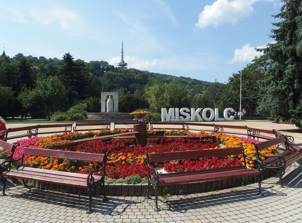 File:Miskolc, Szent István tér.jpg - Wikimedia Commons