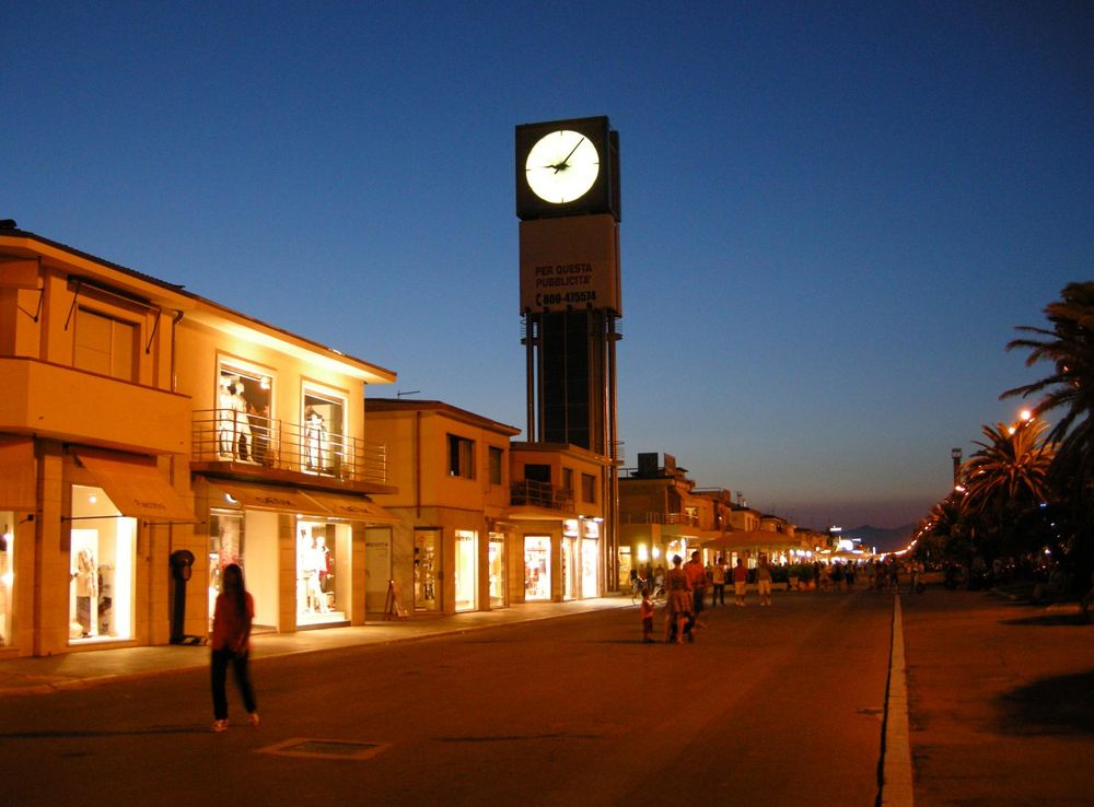 File:Viareggio, Italy 02.JPG - Wikimedia Commons