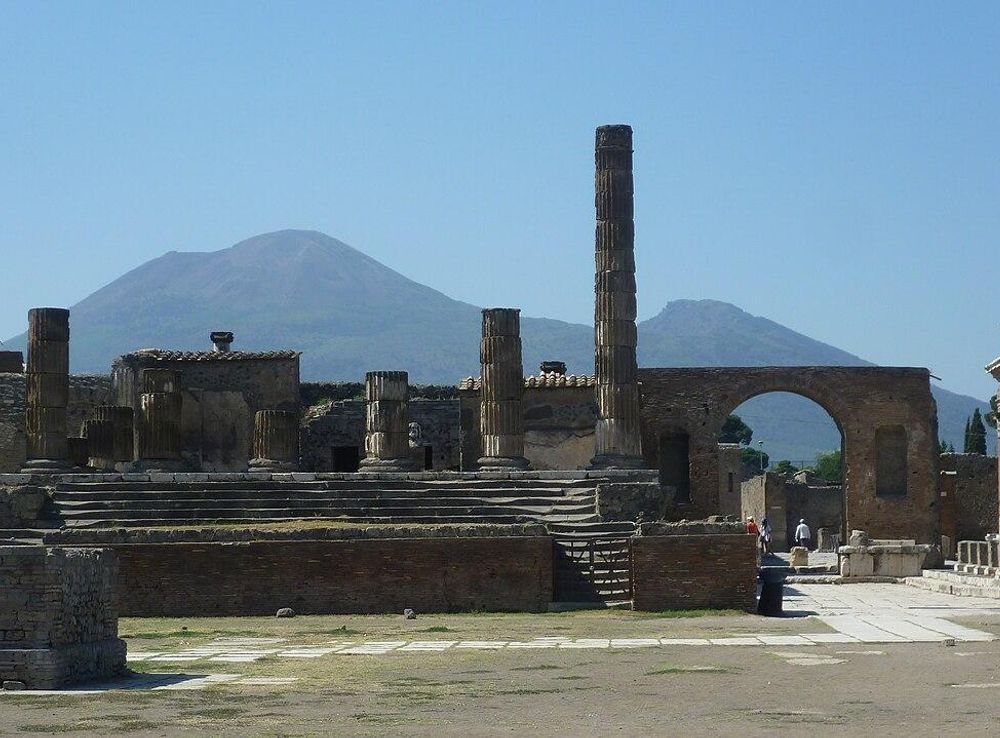 File:Ruins of Pompeii showing Mount Vesuvius.JPG - Wikipedia