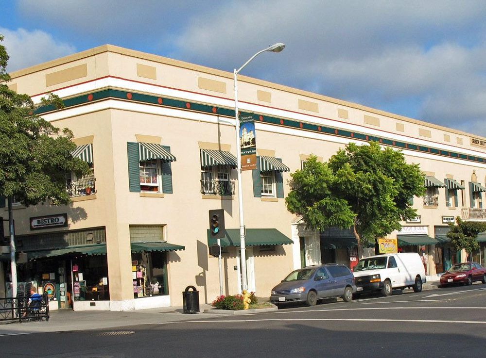 File:Green Shutter Hotel (Hayward, CA).JPG - Wikimedia Commons