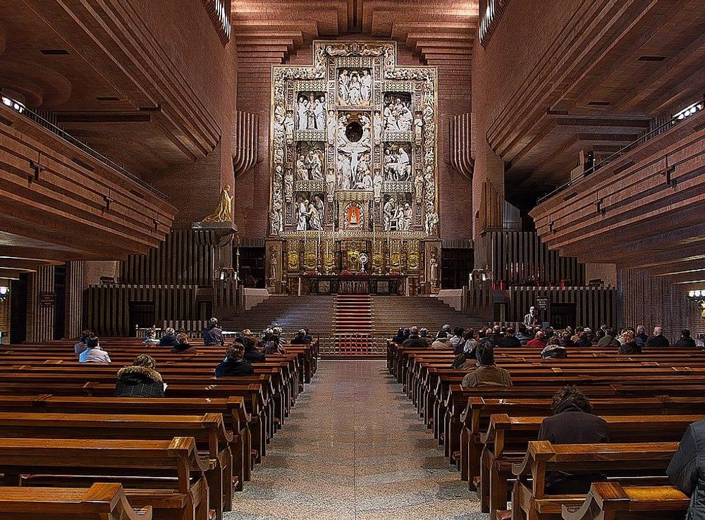 File:Santuario de Torreciudad. Iglesia.jpg - Wikimedia Commons