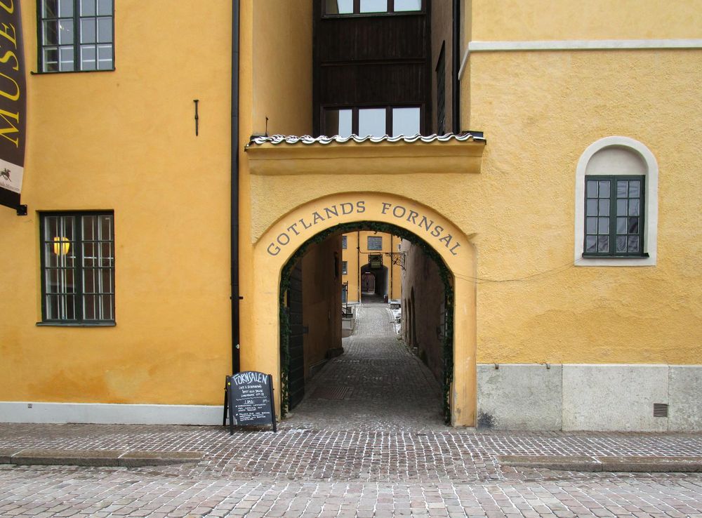 File:Gotlands Museum (Fornsalen) ingången från Strandgatan (12).JPG -  Wikimedia Commons