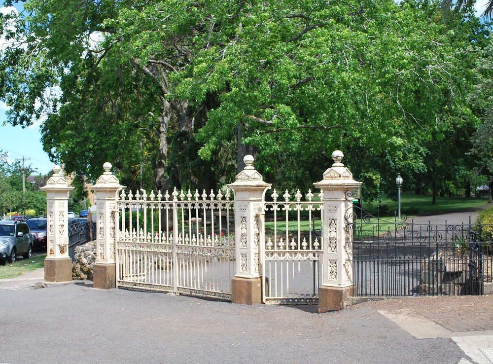 File:Hamilton Botanic Garden Gates.JPG - Wikimedia Commons