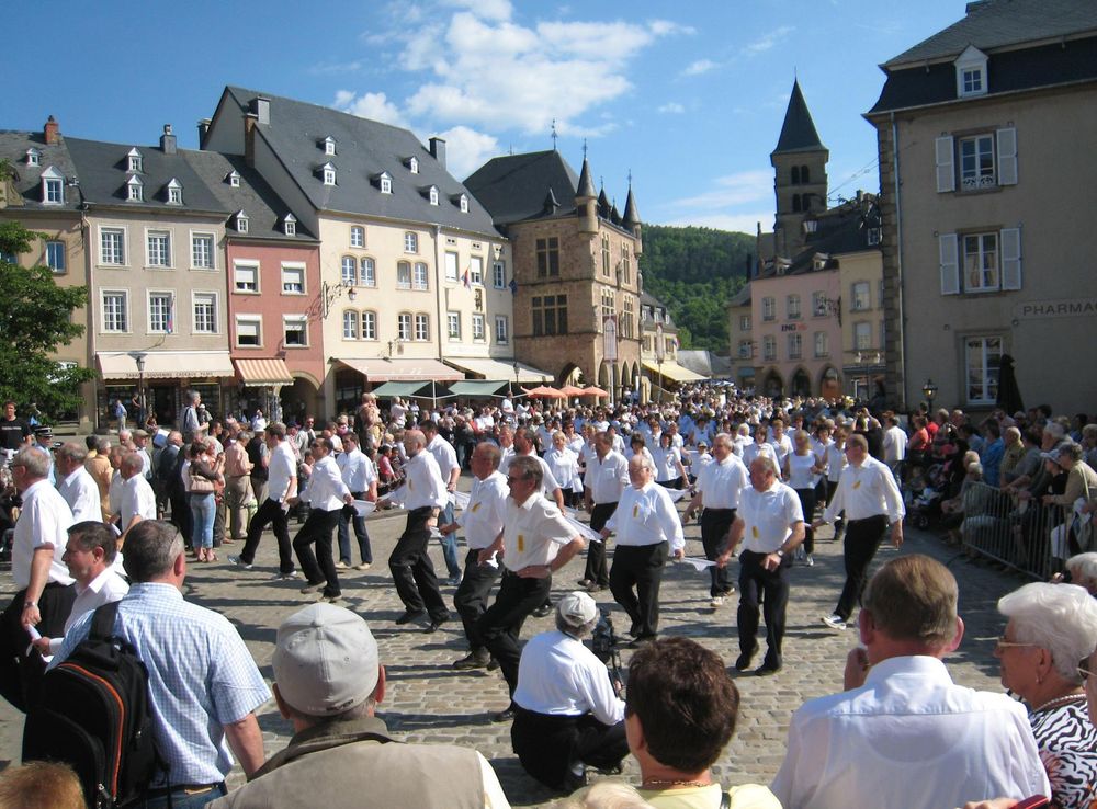 File:EchternachDancingProcession.jpg - Wikipedia