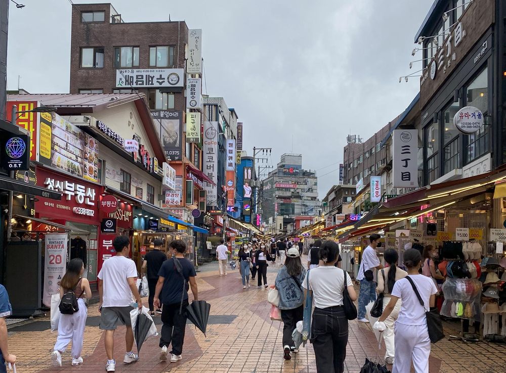 File:Street hongdae Seoul.jpg - Wikimedia Commons