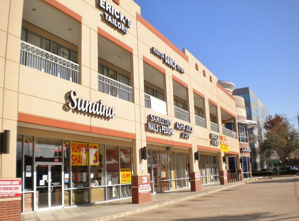 File:Plaza & Hillcroft & Harwin - (harwin st).JPG - Wikimedia Commons