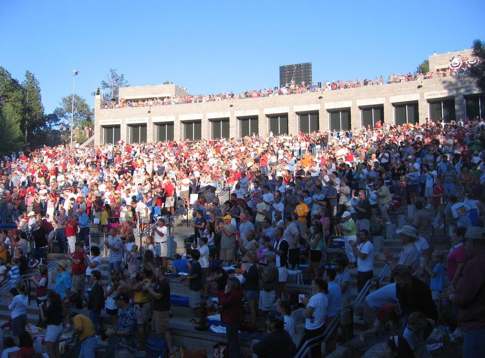 File:Mount Rushmore crowd.JPG - Wikimedia Commons