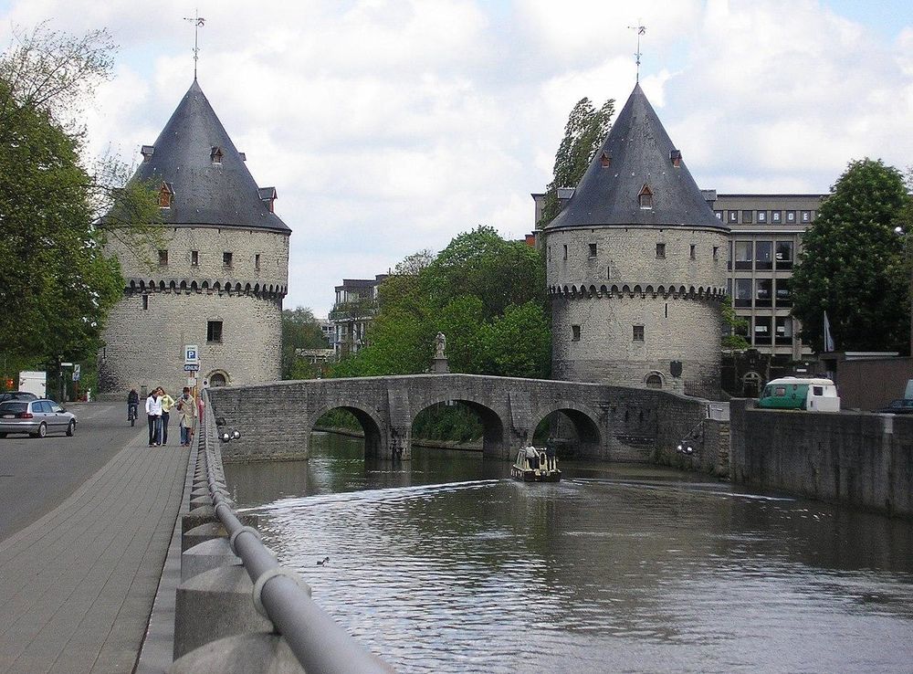 File:Broel Towers, Kortrijk.jpg - Wikimedia Commons