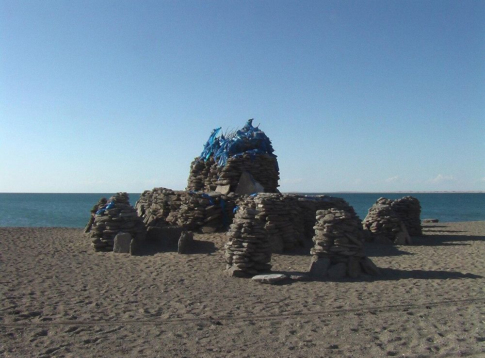 File:Dörgön Nuur lake, West Mongolia, Khovd aimag, ovoo at the southern  shore.JPG - Wikipedia