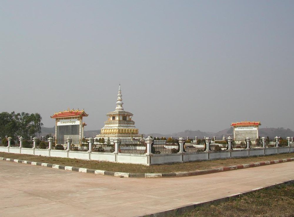 File:Phonsavan-Lao War Memorial.JPG - Wikimedia Commons