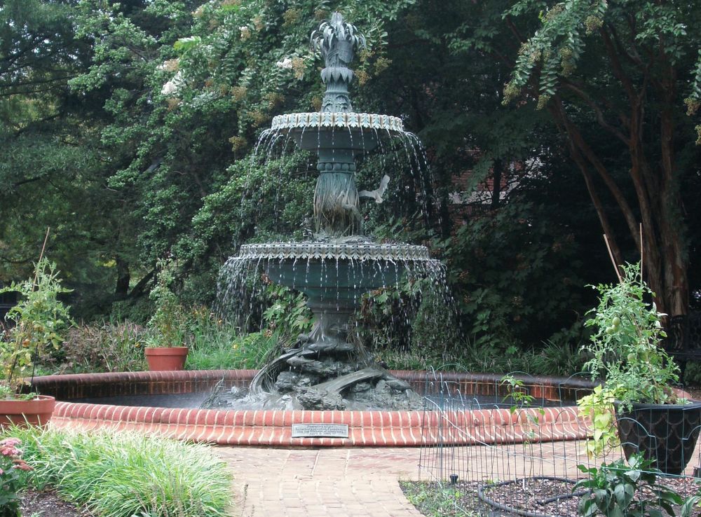 File:Colonial Annapolis Historic District - fountain.JPG - Wikimedia Commons