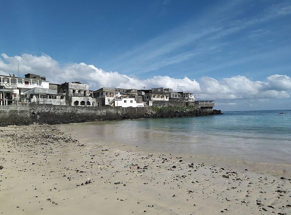 File:Moroni beach.jpg - Wikimedia Commons