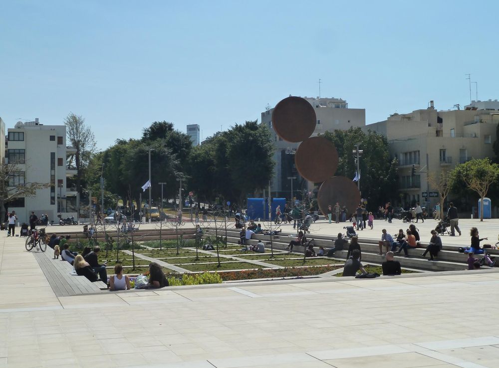 File:Habima (HaTarbut) Square P1130875.JPG - Wikimedia Commons